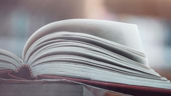 分厚い本のイメージ画像