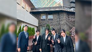 ホテル前での集合写真