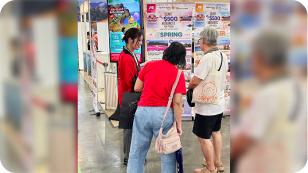 研修で接客をしている学生