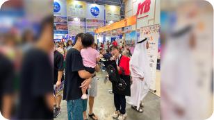 研修で接客をしている学生