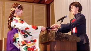 卒業証書をもらう学生