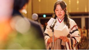 卒業式で話す学生