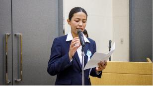 入学式でマイクを持つ学生