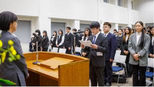 入学式で話す学生