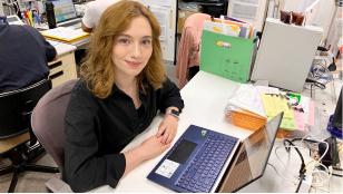 企業実習中の学生