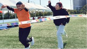 体育祭の競争をしている学生