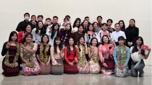 民族衣装で撮る集合写真