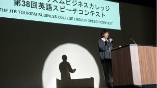 英語スピーチコンテストで話す学生