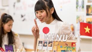 学園祭で接客をしている学生