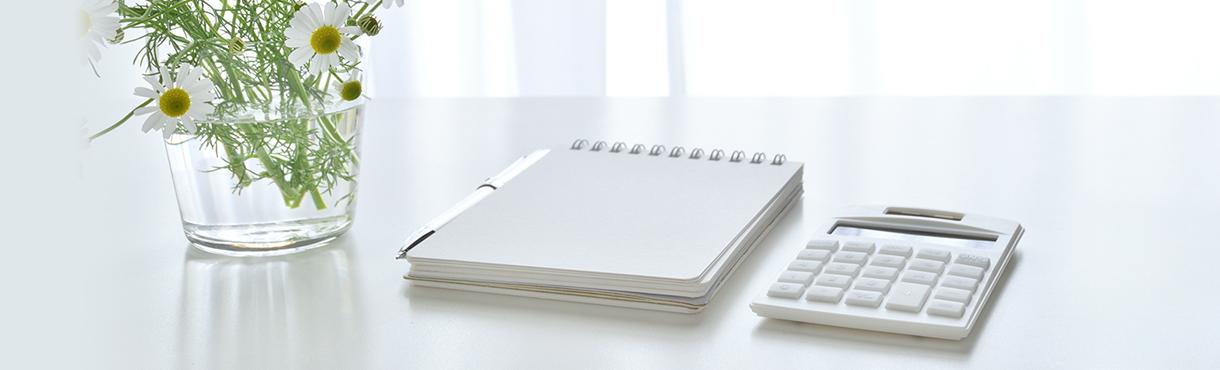 ノートと電卓のイメージ画像