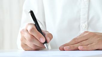 ノートに文字を書いている様子