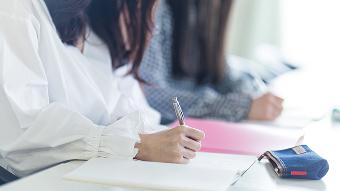 封筒に書類を入れている様子