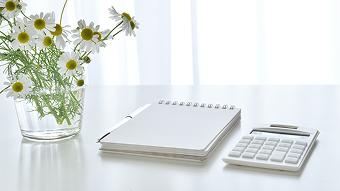 ノートと電卓のイメージ画像