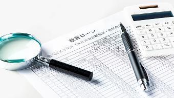 書類がデスクにある様子