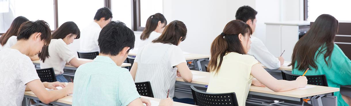 教室で勉強している学生たち