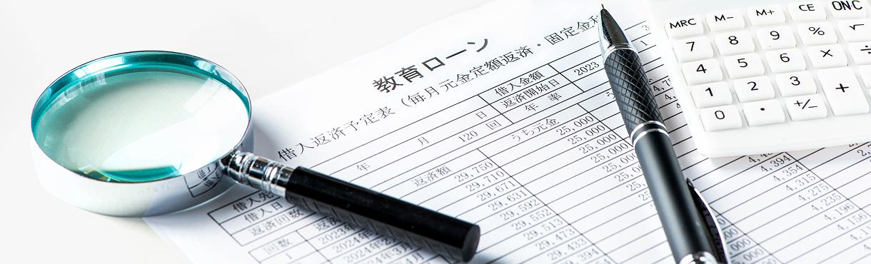 書類がデスクにある様子