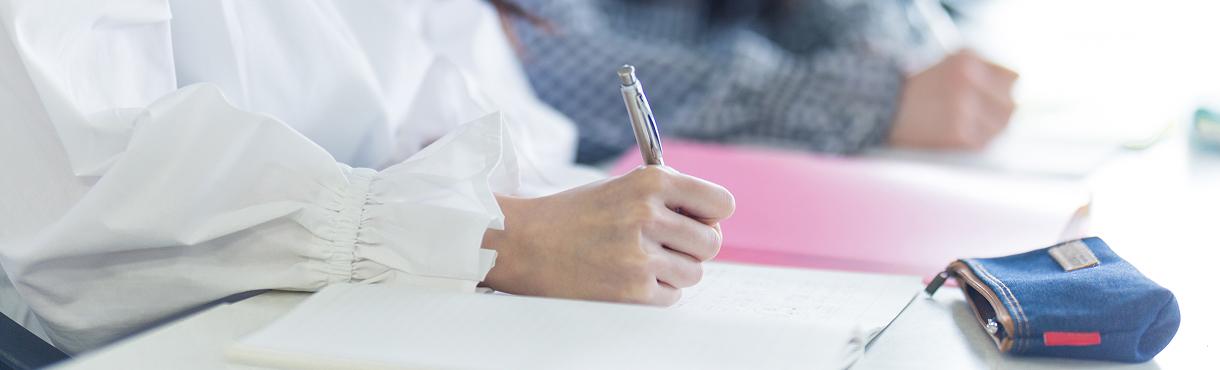 ノートに文字を書いている様子