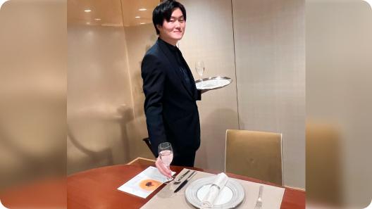 レストランで実習中の学生