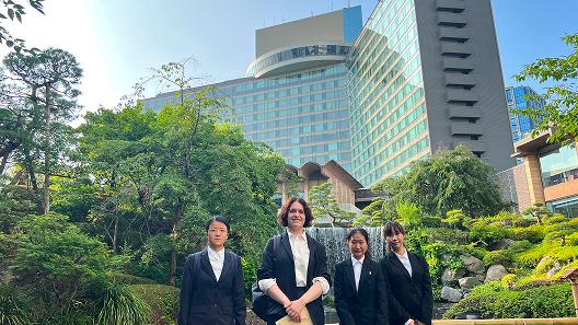 ホテル前での集合写真