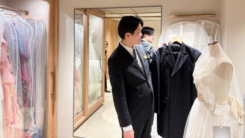 ブライダルの授業を行っている学生