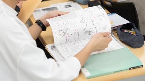 教科書を広げている学生