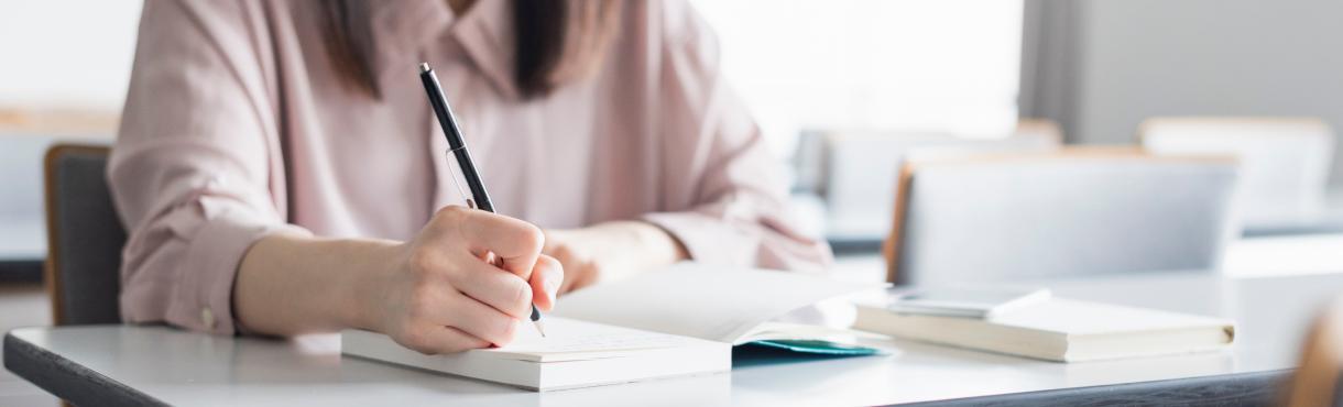 机で勉強をしているイメージ画像