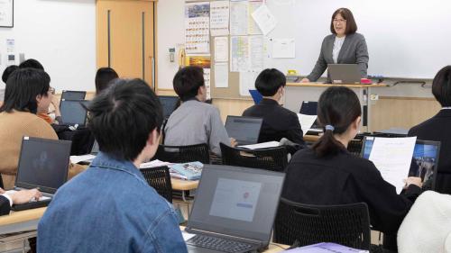 学生に向けて授業をしている講師