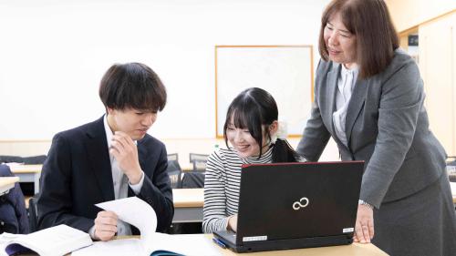 学生の相談にのっている講師