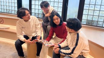 ラウンジで会話をする学生