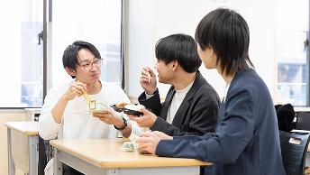 お昼ご飯を食べる学生