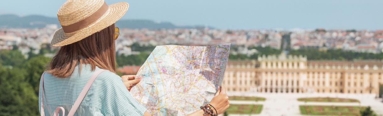 旅行先で地図を見ている女性