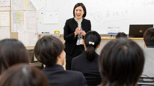 学生に向けて授業を行っている講師