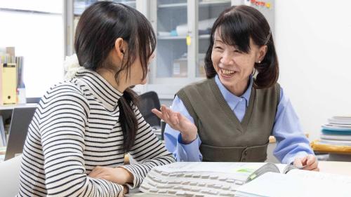 講師と学生が面談している様子