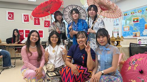 学園祭で民族衣装をきて集合写真