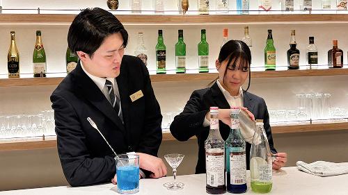 バーテンダーの練習をしている学生