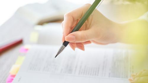 資格の勉強をしているイメージ画像