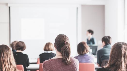 学生に向けて授業を行っている様子