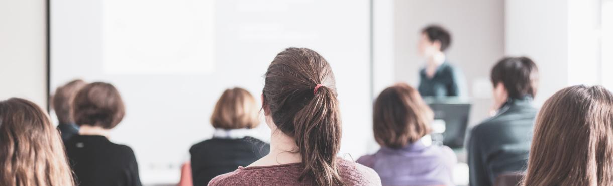 学生に向けて授業を行っている様子