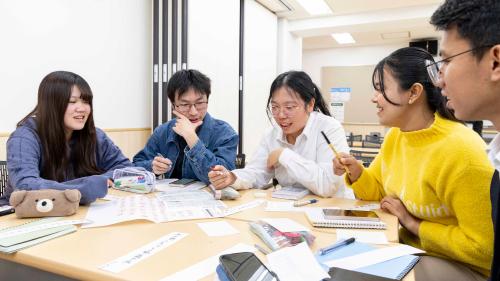 グループワークをしている留学生たち