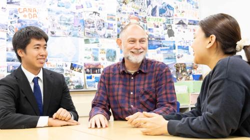 講師と学生が会話している様子