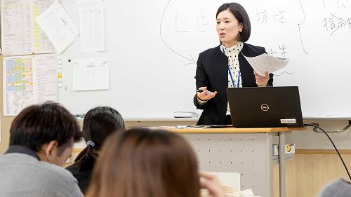 学生に向けて授業をしている講師