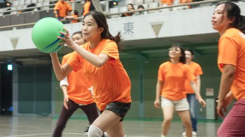 体育祭でドッジボールをしている学生
