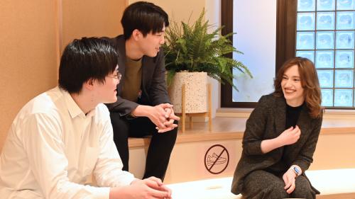 ラウンジで会話をしている学生たち