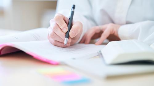 デスクで勉強をしているイメージ