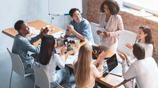 留学生たちが議論している様子