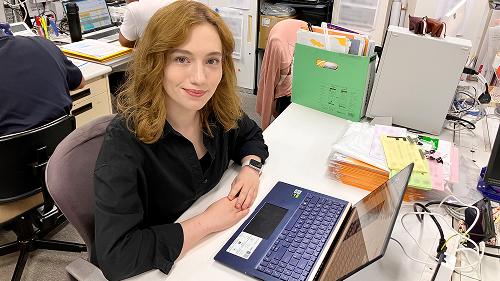 企業実習をしている留学生