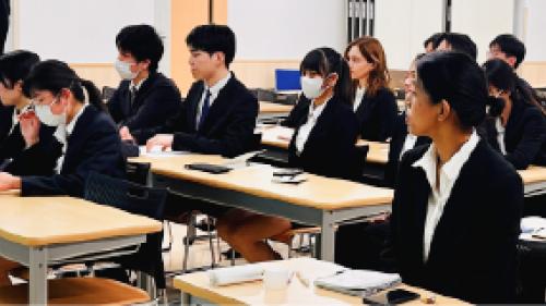 スーツ姿で授業を受ける学生たち