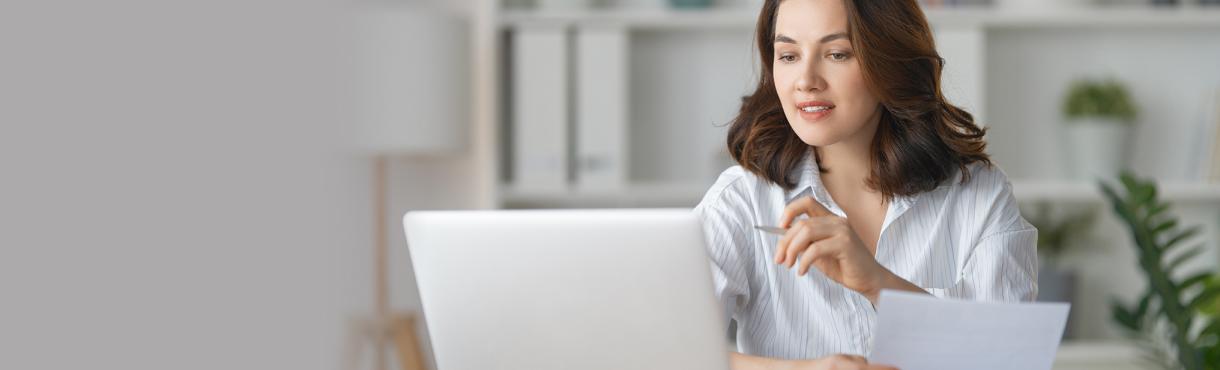 パソコンを見ている女性