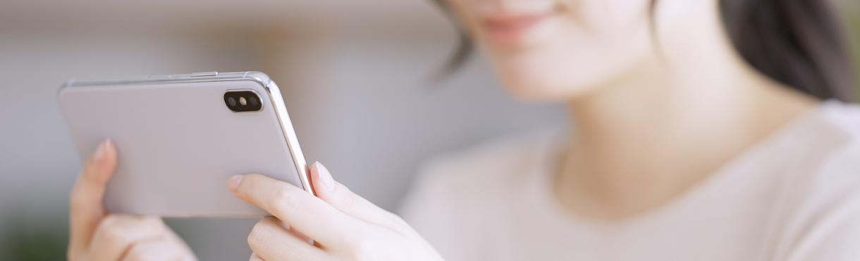 スマホで動画を見ているイメージ画像