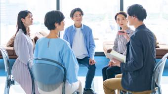 学生が笑顔で話している様子